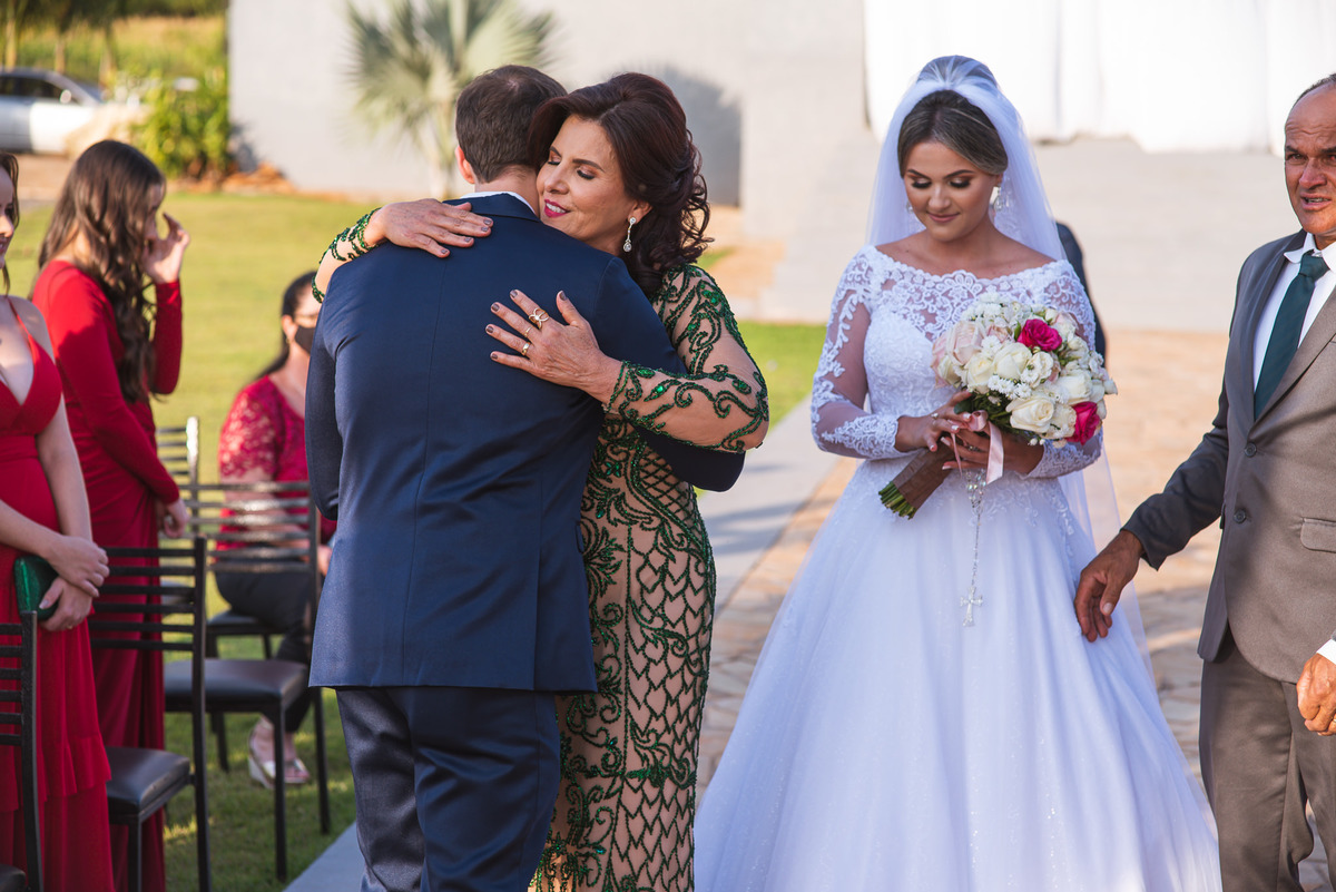 casamento, renata e diego, patos de minas, lizandro junior, samuel veloso, casamento ao ar livre, espaço casa flor, miqueias celebrante, neo old car, enlace maison, alkha ternos