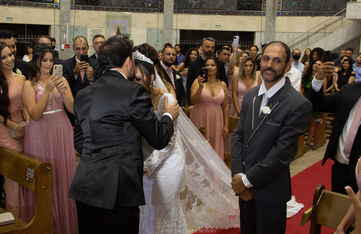 noivo recebendo a noiva