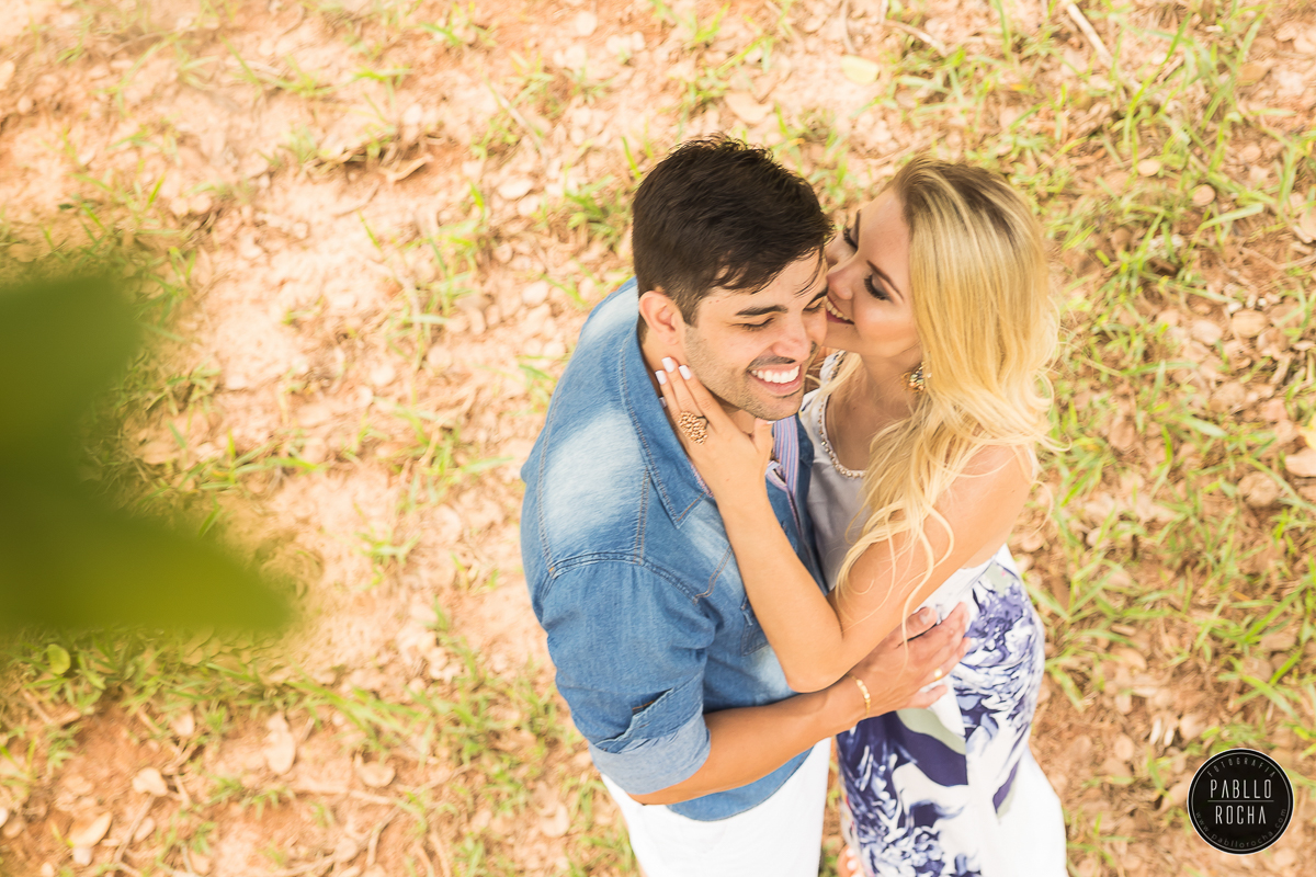 noivo recebendo carinho da noiva