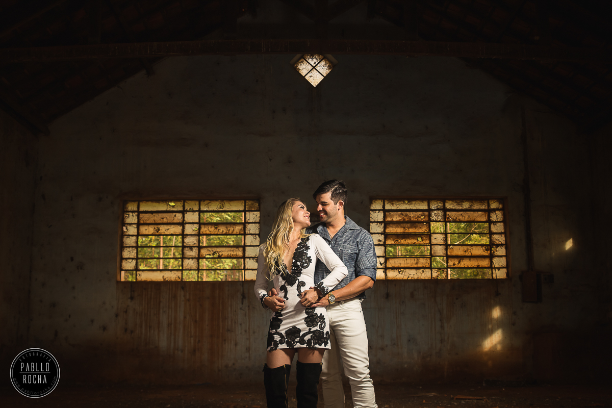 noivos em barracão abandonado