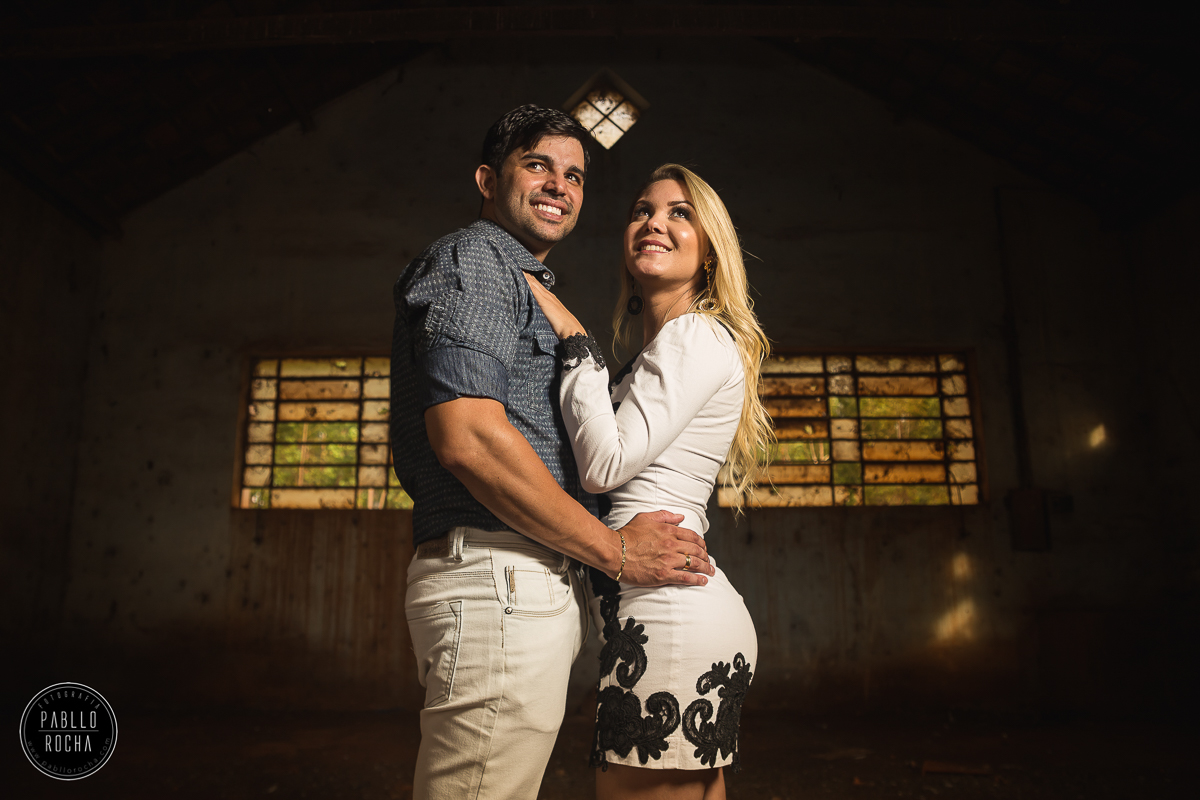 namorados em barracão abandonado