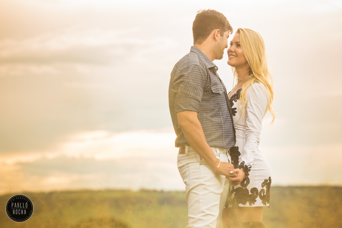 noivos se olhando na fazenda