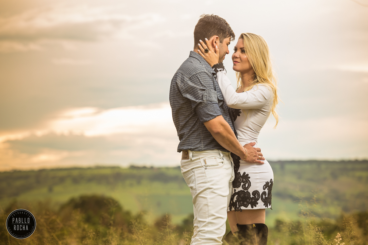 noiva fazendo carinho no noivo na fazenda