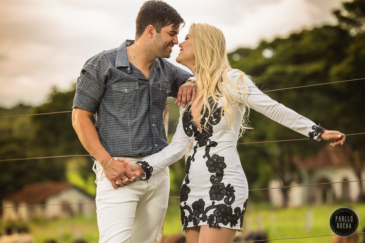 namorados se beijando na fazenda