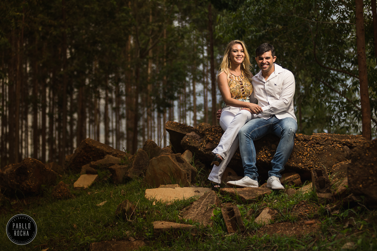noivos sentados em uma pedra