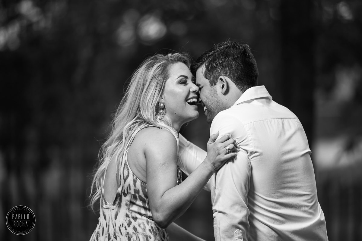 noiva brincando com noivo