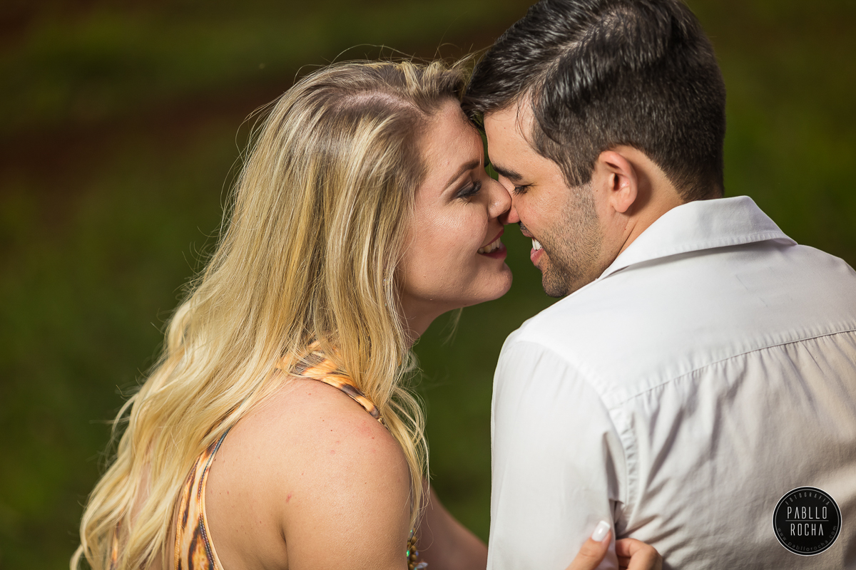 noivos trocando carinho