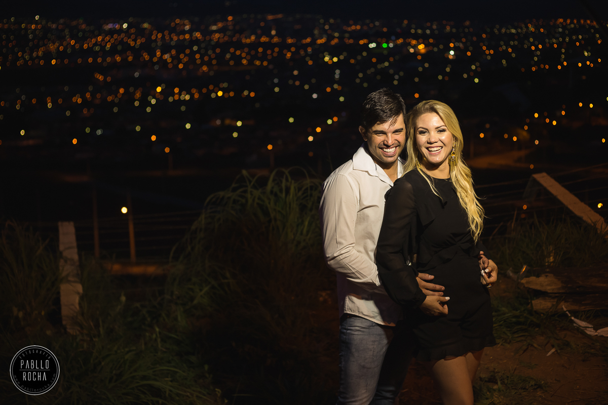 noivos no alto da cidade