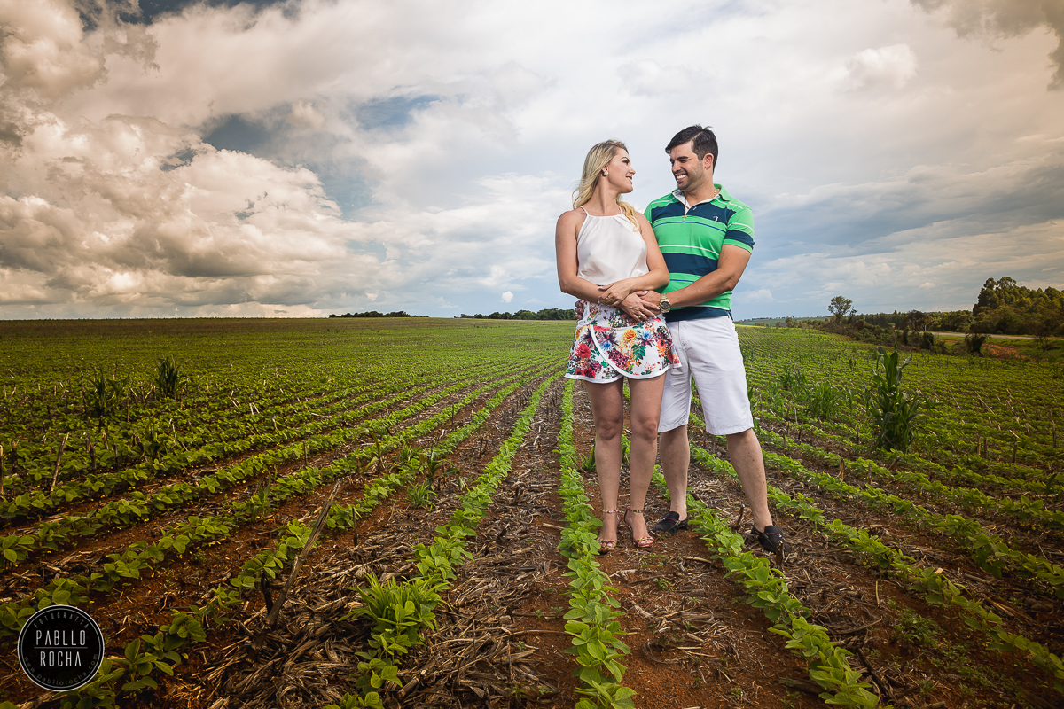 noivos em plantação