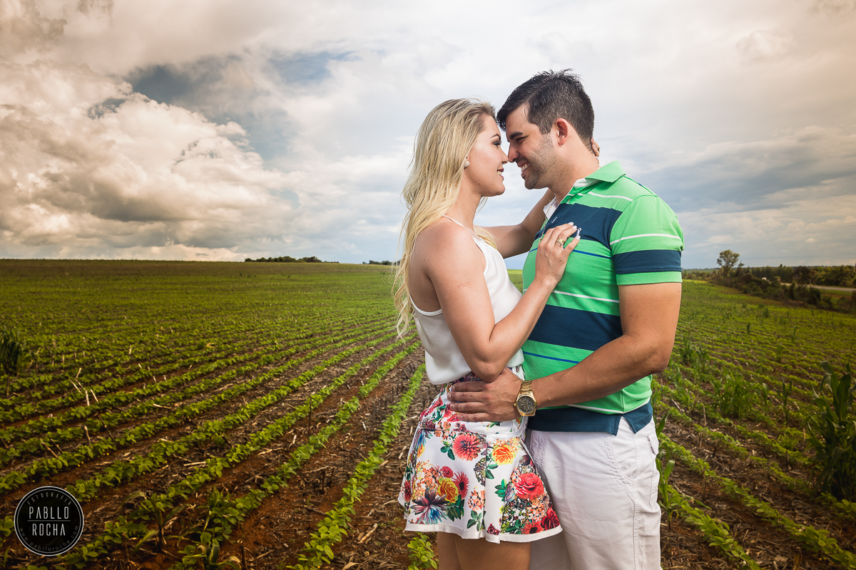 noivos em plantação