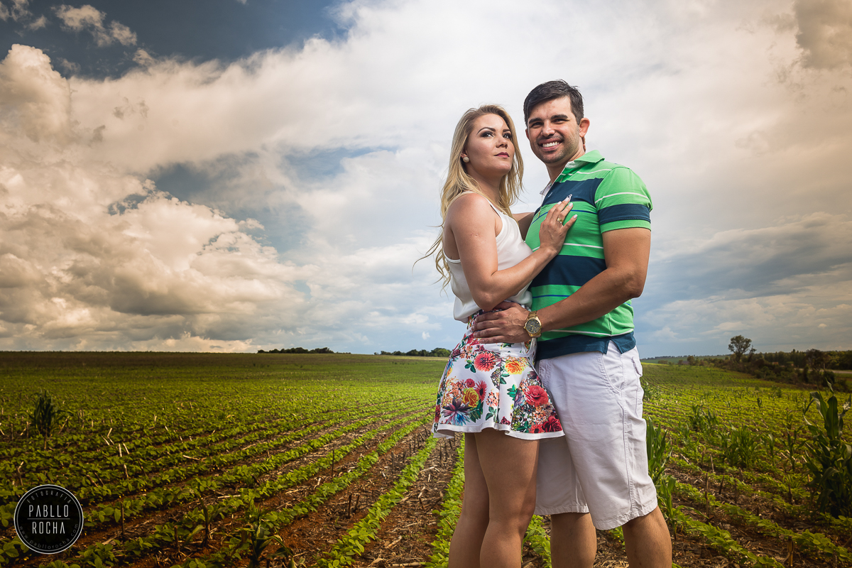 noivos em plantação