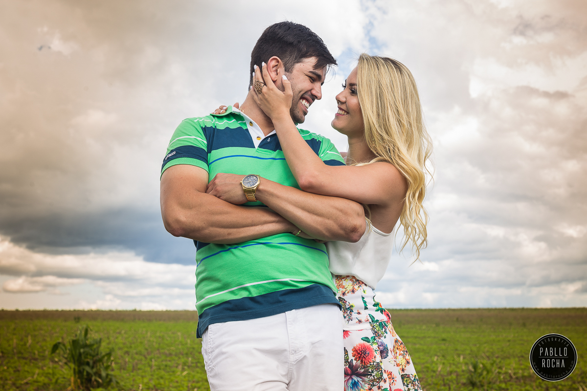 noiva acariciando noivo