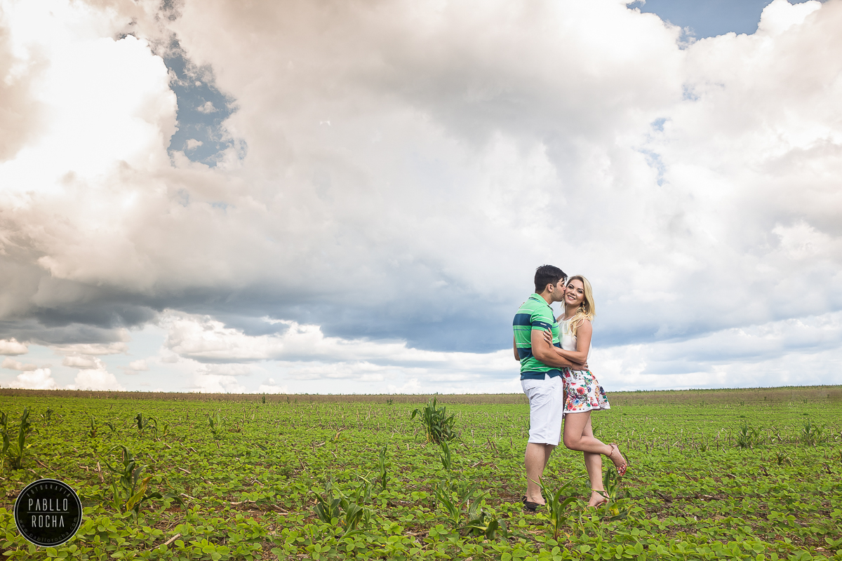 noivos em plantação