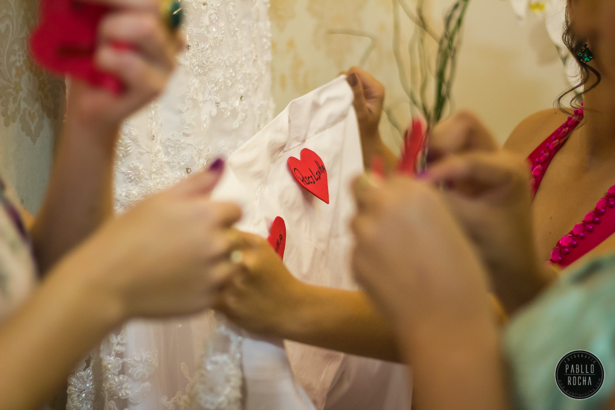 madrinhas pregando os nomes na barra do vestido da noiva