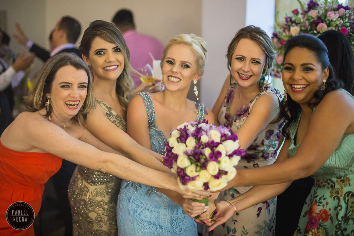 madrinhas brigando pelo buque