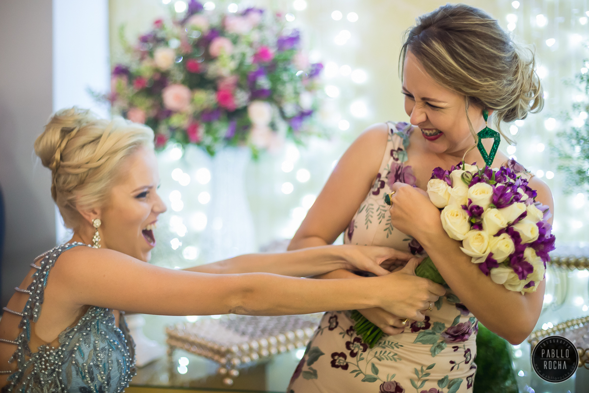 madrinhas brigando pelo buque