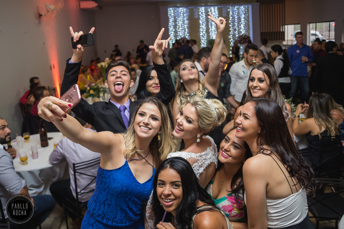 Noiva e convidadas posando para fotos