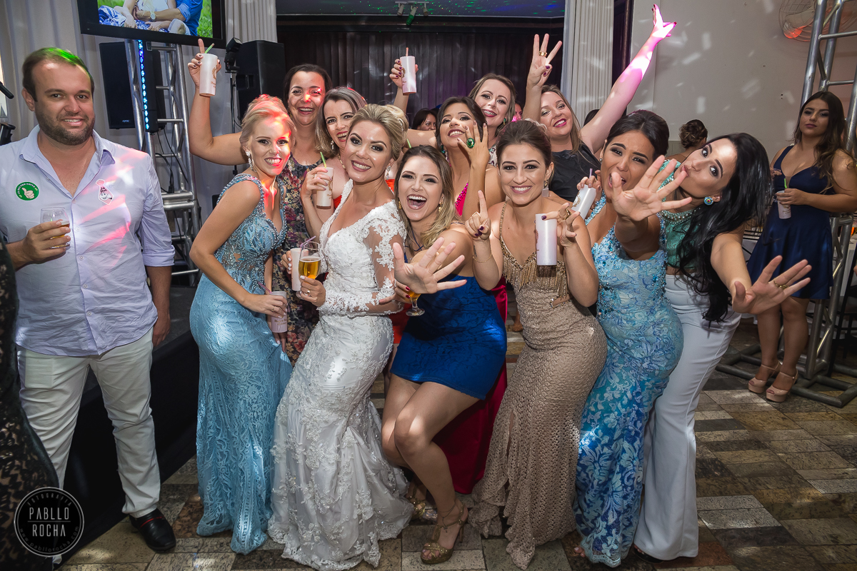 Noiva e convidadas posando para fotos