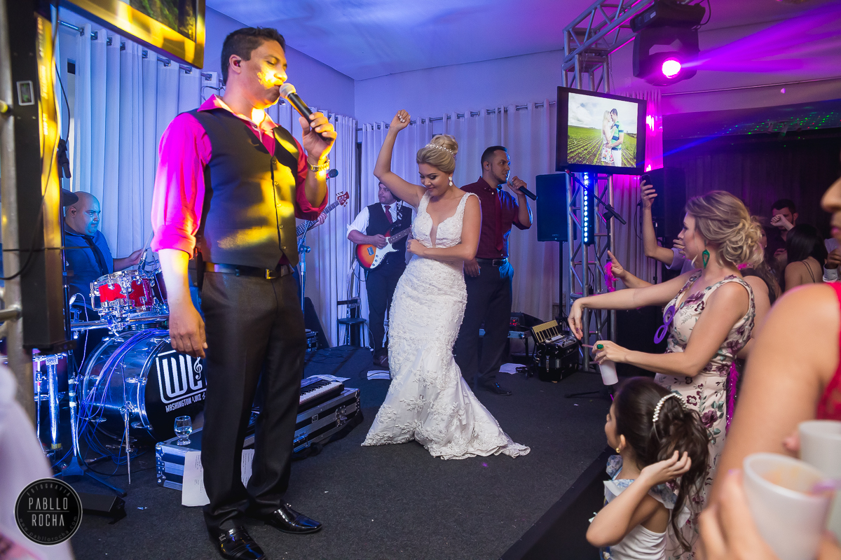 Noiva dançando no Palco