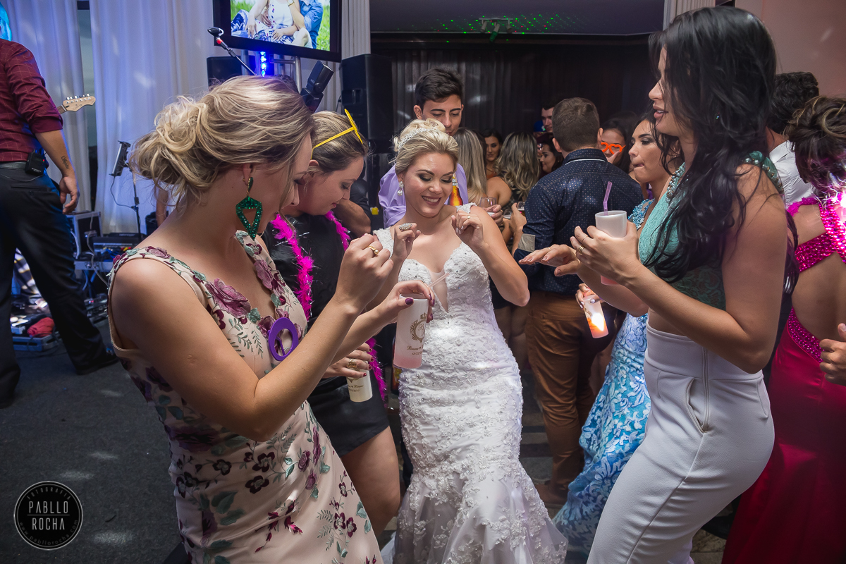 Noiva e convidadas dançando