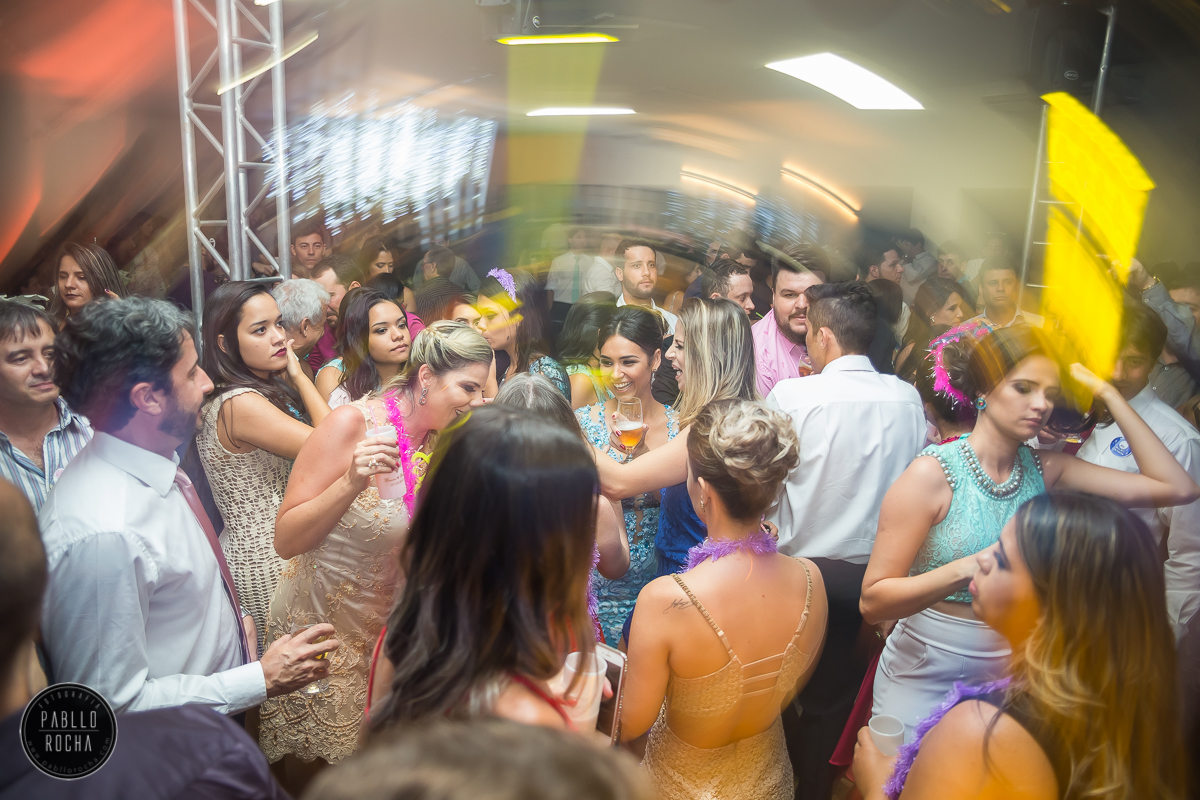 convidados aproveitando a festa