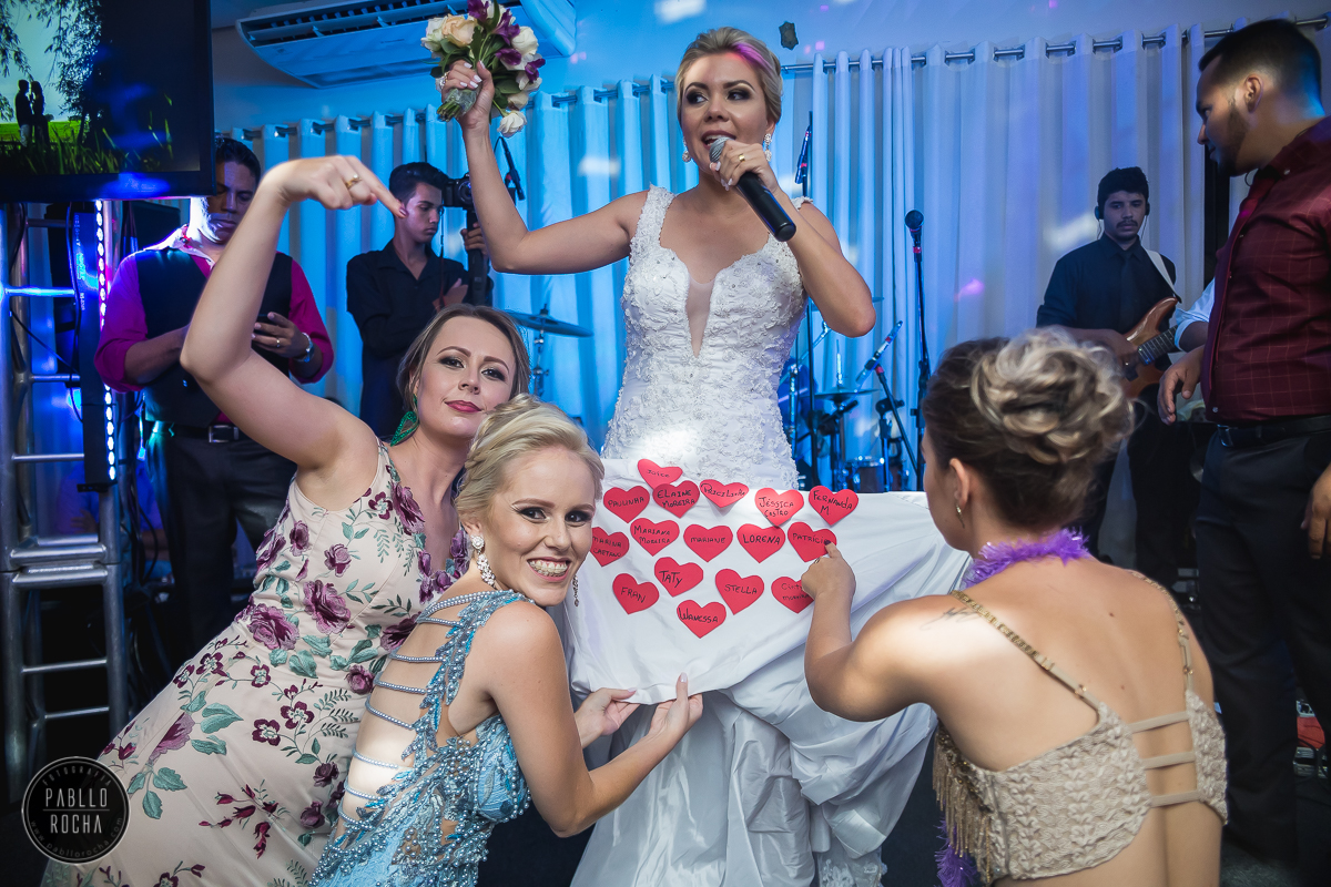 noiva mostrando os nome na barra do vestido