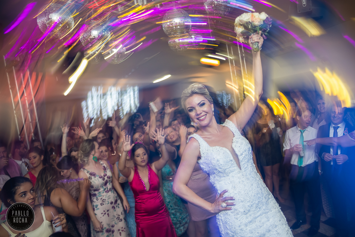 noiva jogando o buque