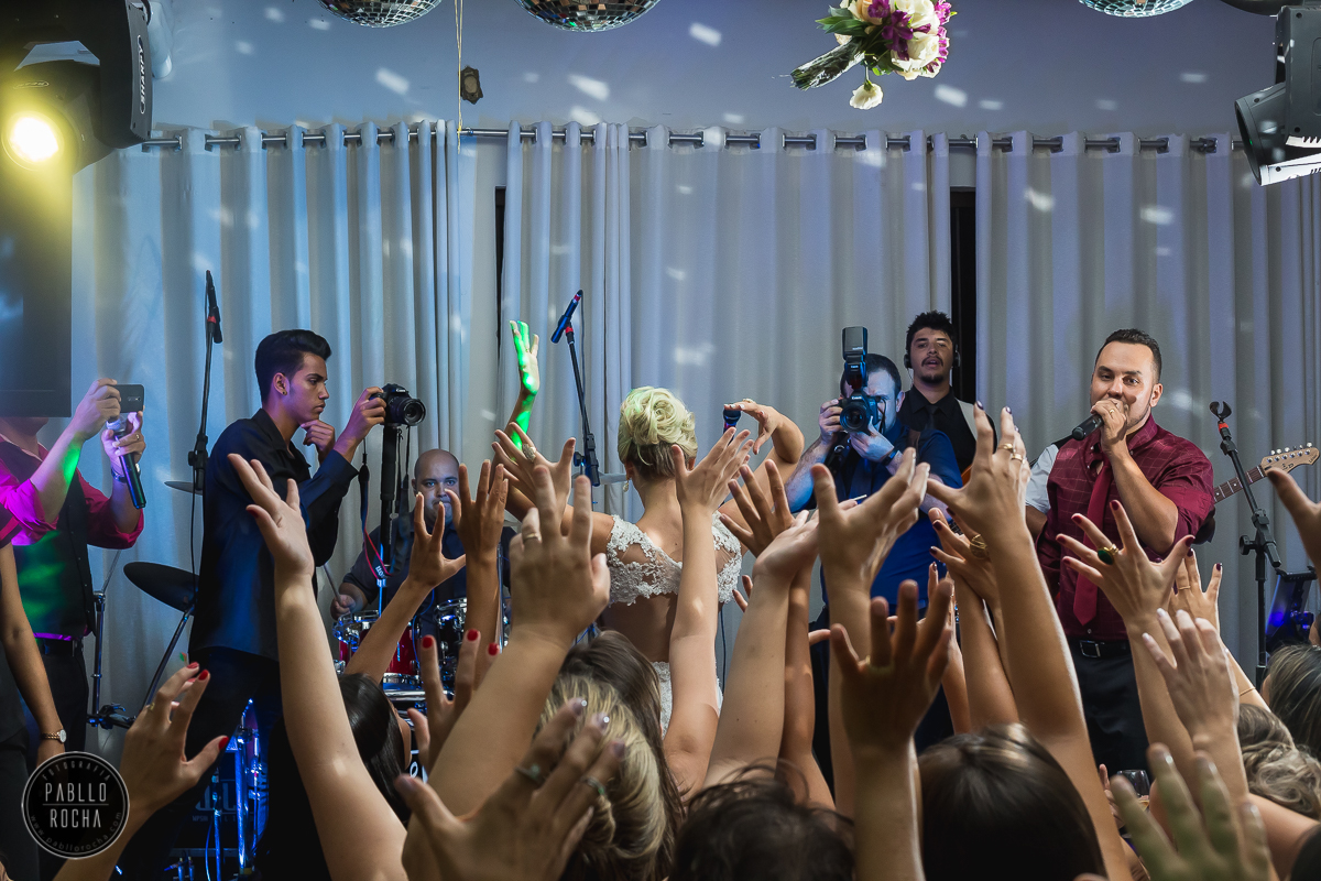 noiva jogando o buque