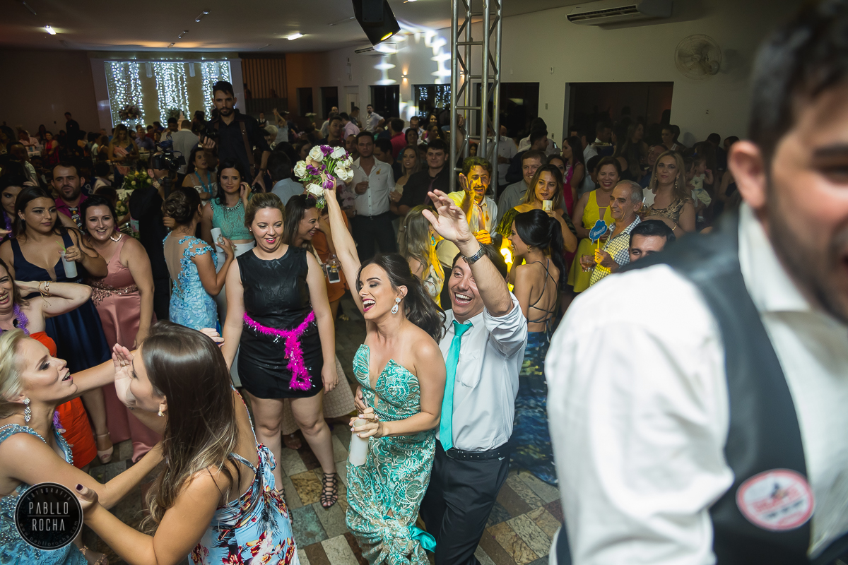 noiva jogando o buque