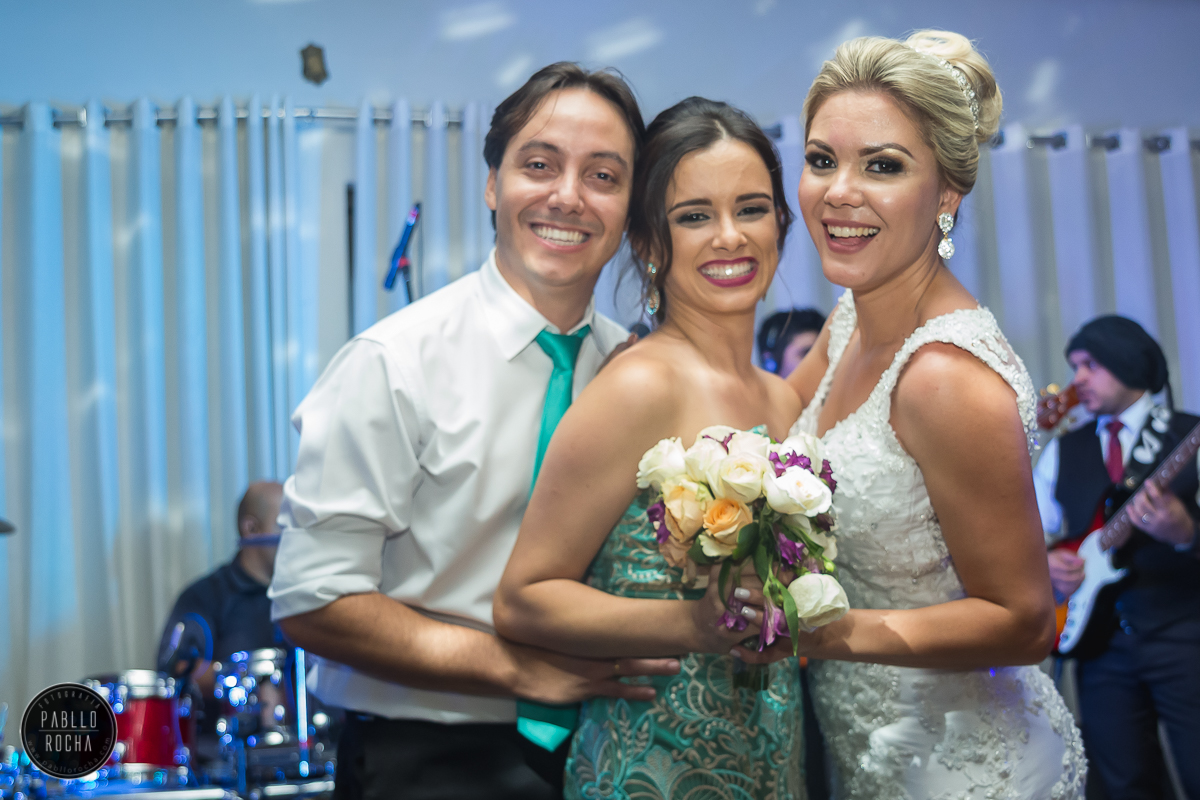 noiva e madrinha que pegou o buque