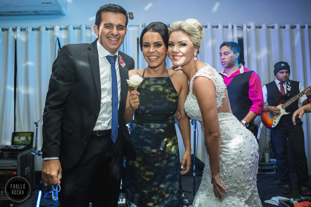 noiva e madrinha que pegou uma flor do buque