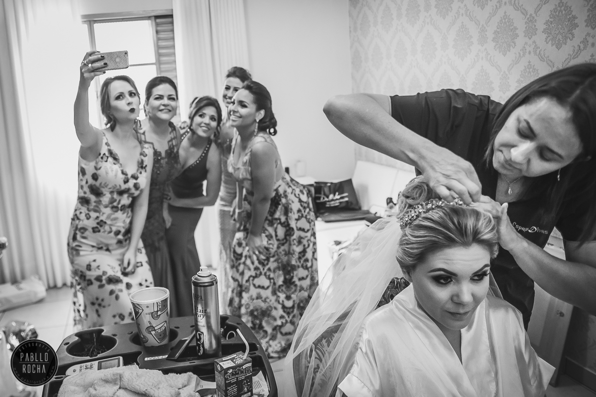 madrinhas fazendo self ao lado da noiva