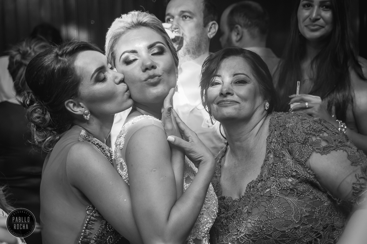 noiva e sua irmã e mãe