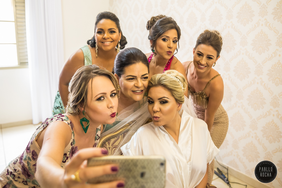 noiva e madrinhas fazendo self