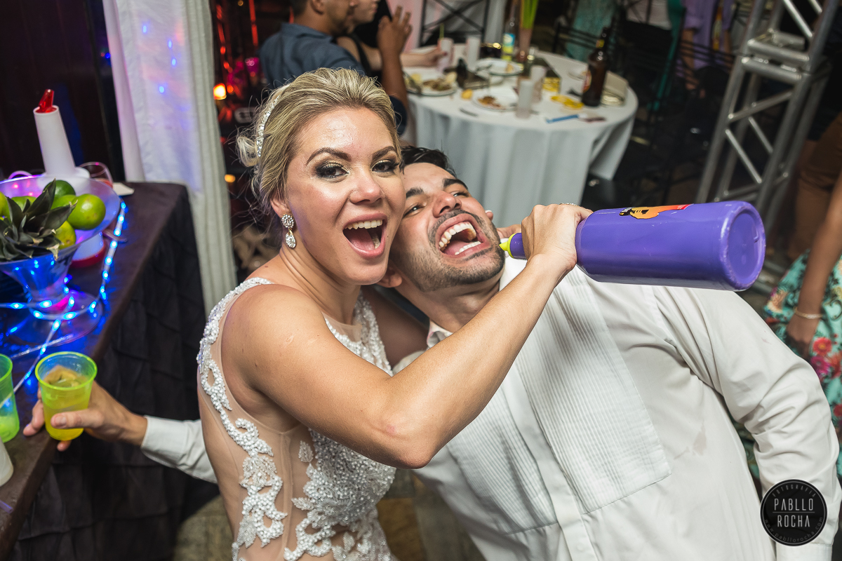 Noiva e noivo Bebendo