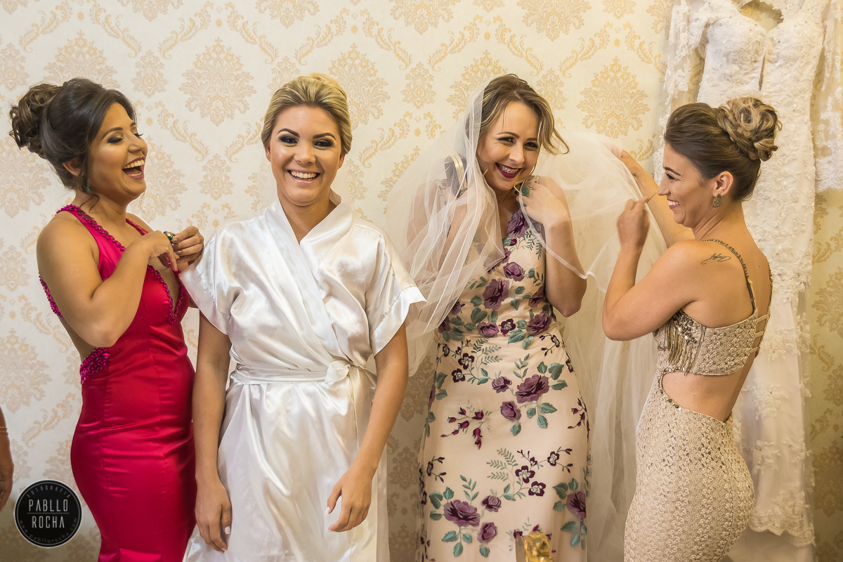 madrinhas admirando o vestido da noiva