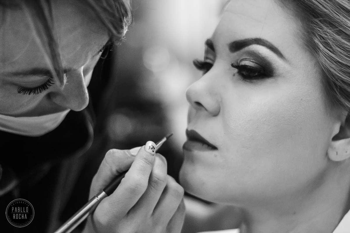 noiva se maquiando