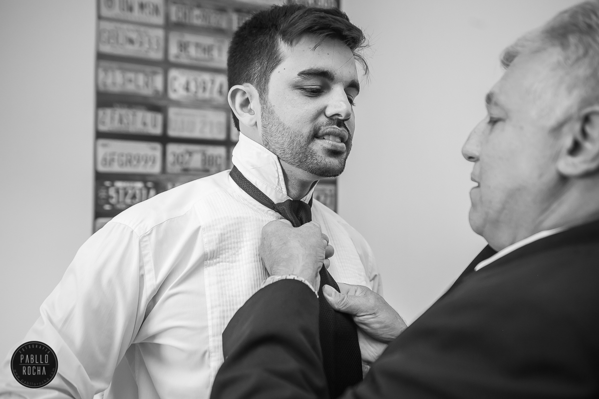 Pai do noivo arrumando a gravata dele