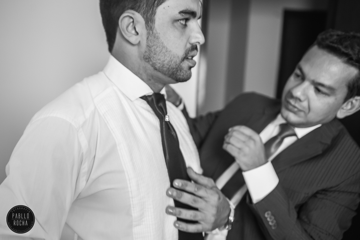 padrinho do noivo ajudando ele a se vestir