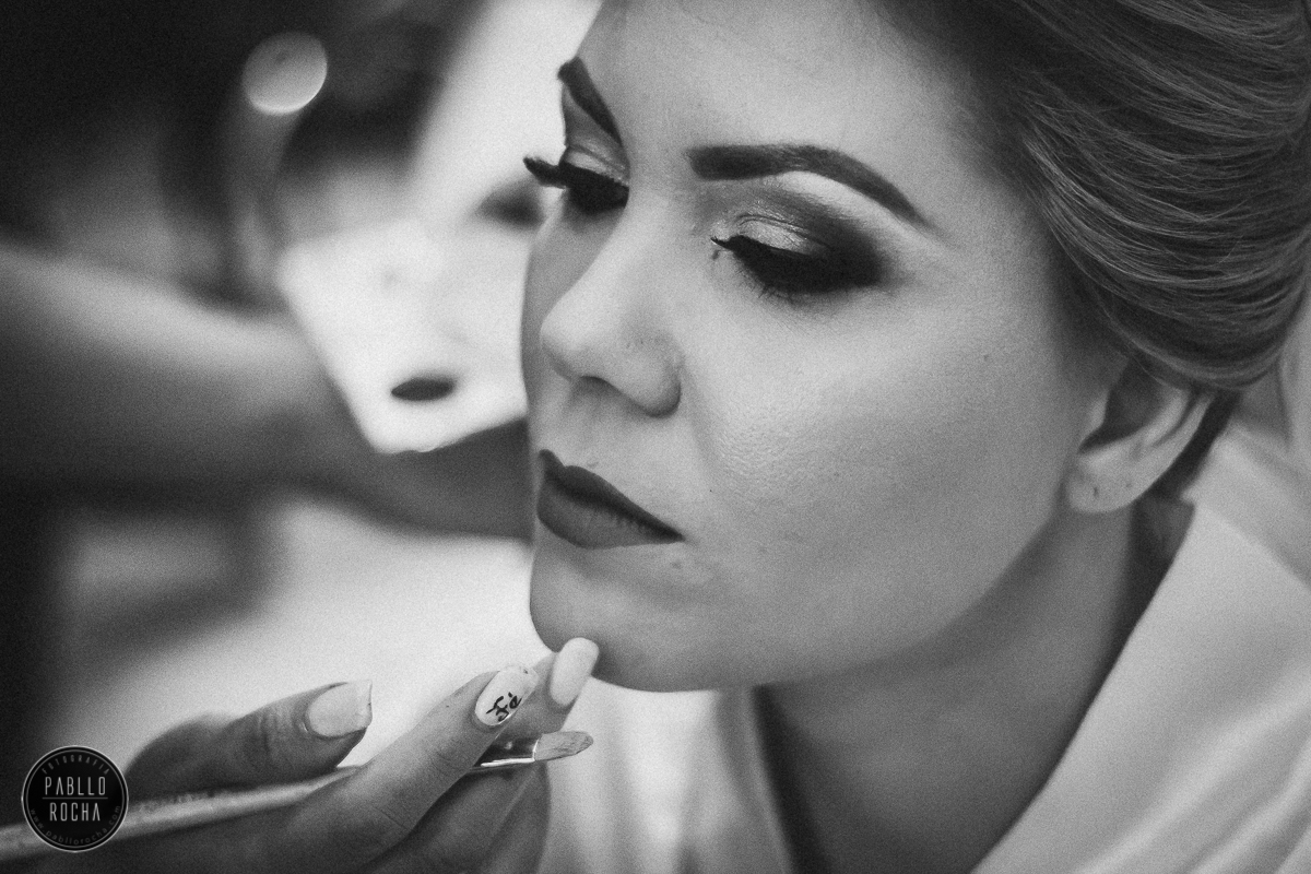 noiva se maquiando
