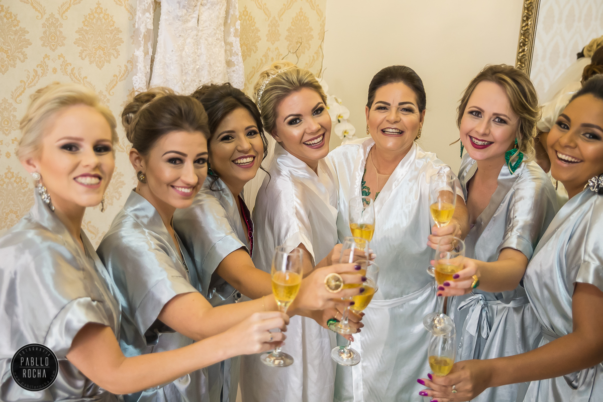 noiva e madrinhas se brindando