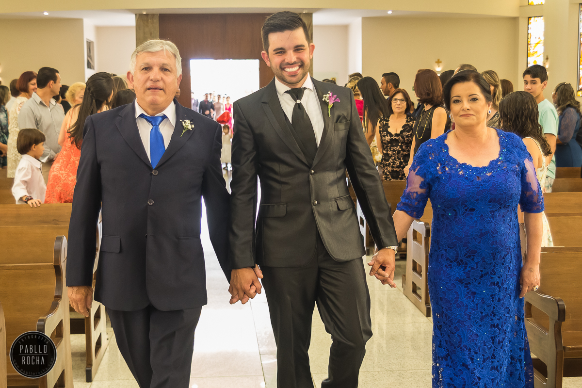 noivo e seus pais entrando na igreja