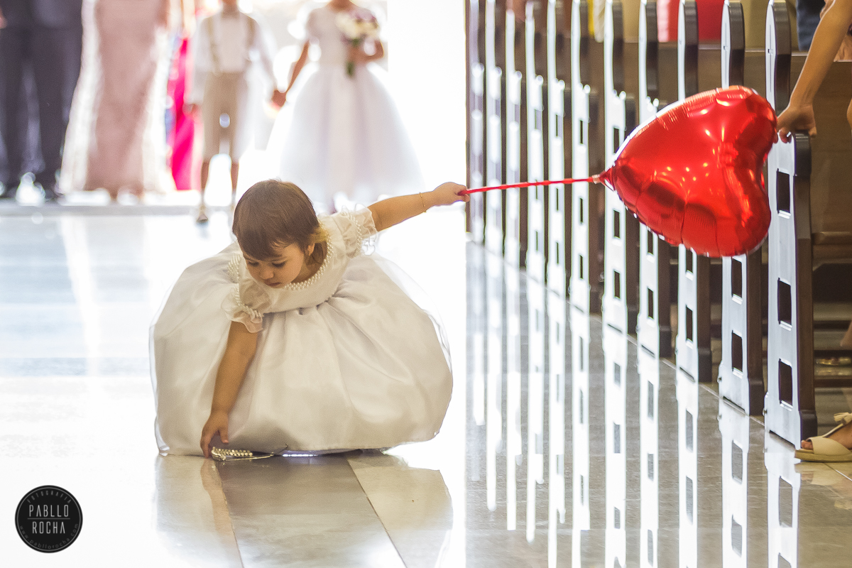 daminha deixando sua tiara cair
