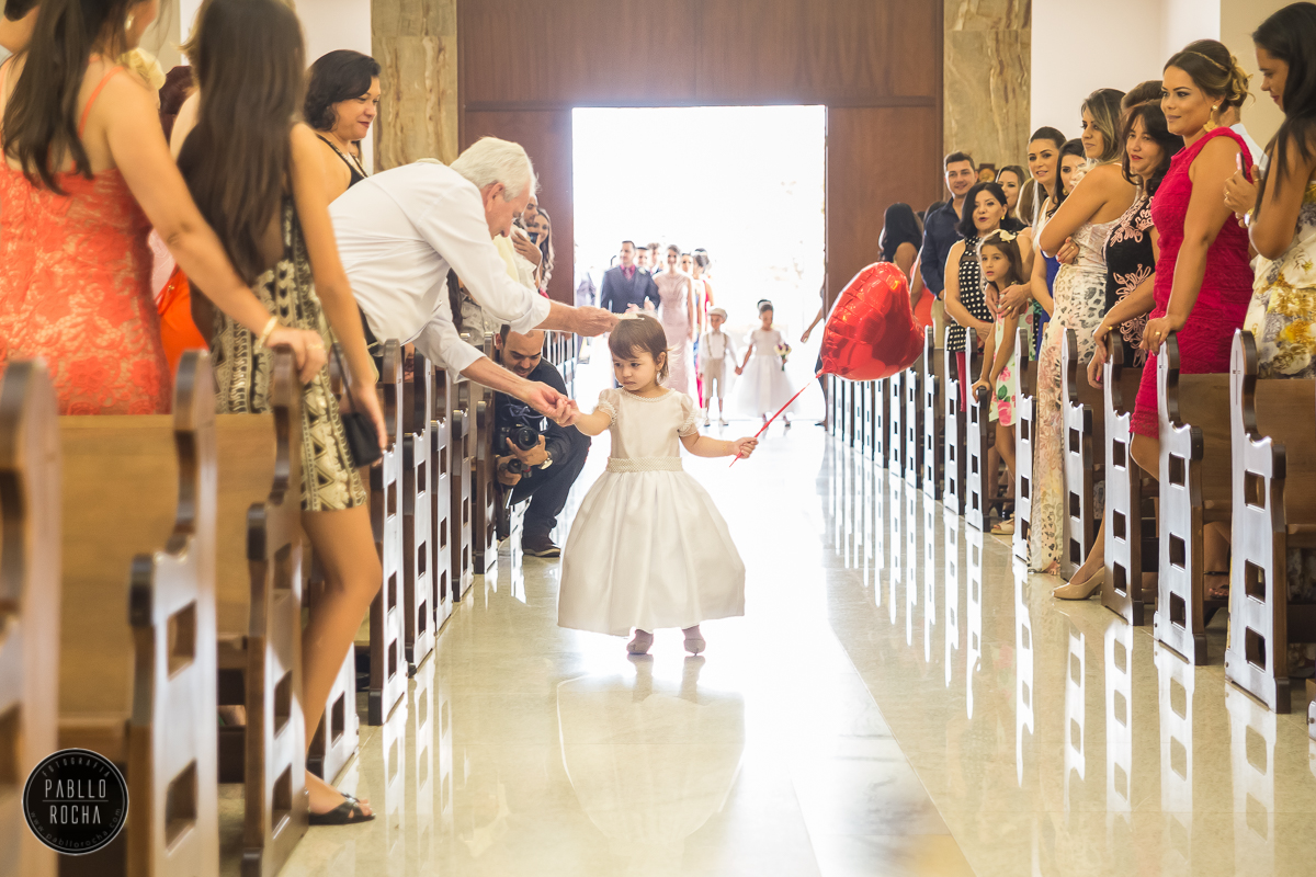 vovô arrumando a tiara da daminha