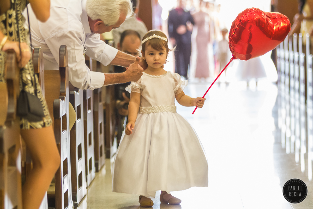 vovô arrumando a tiara da daminha