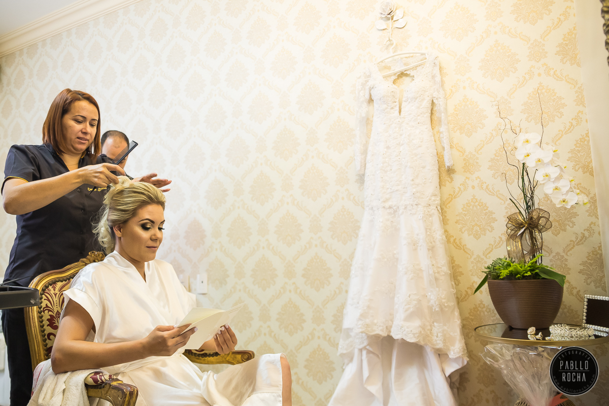 noiva lendo a mensagem enviada pelo noivo