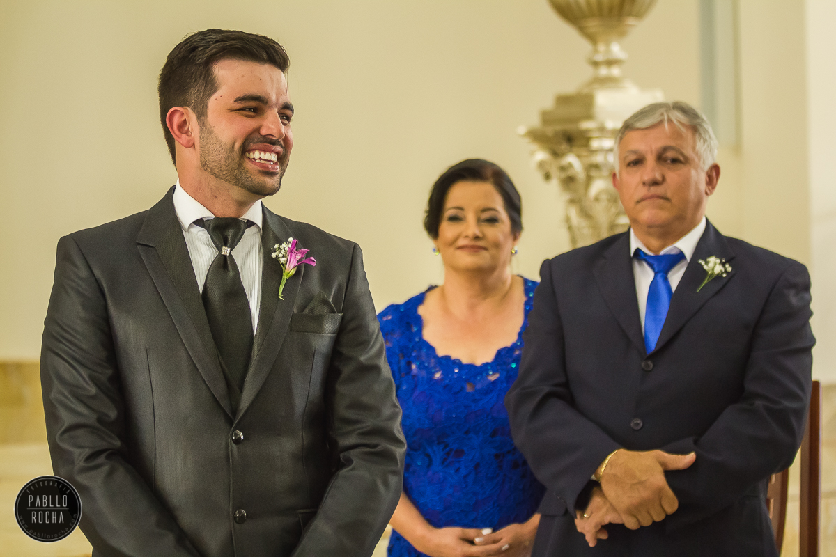 noivo e seus pais esperando a noiva