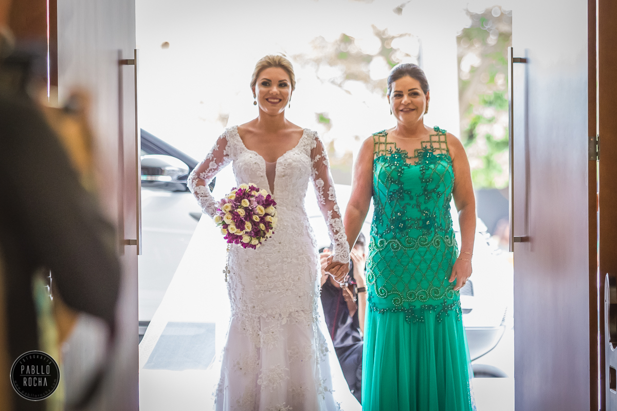 noiva prestes a entrar na igreja