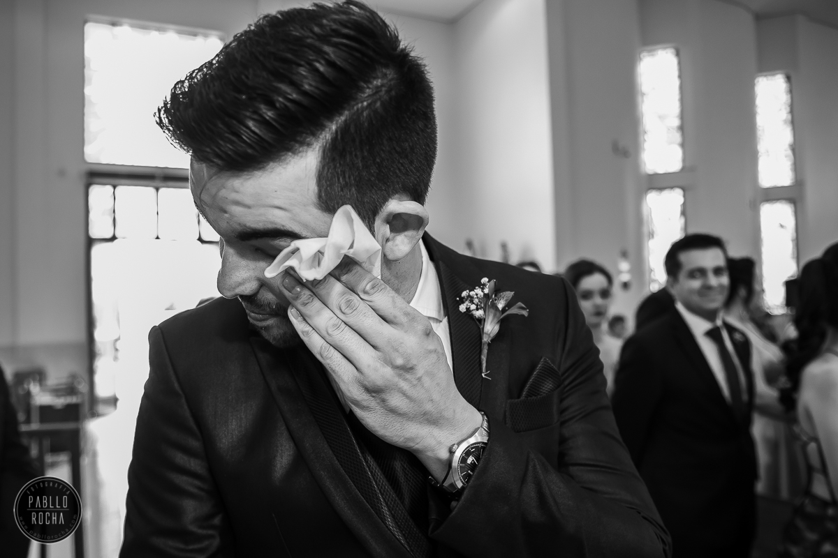 noivo se emocionado ao ver a noiva