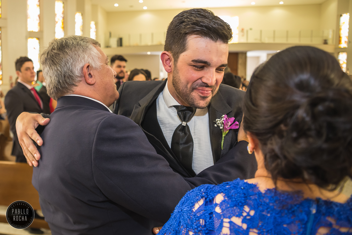 noivo abraçando os pais